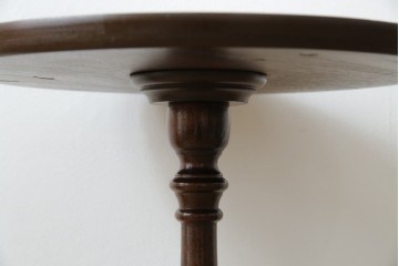 イギリスヴィンテージ　クラシカルな佇まいが魅力のレザートップワインテーブル　(R-084390)