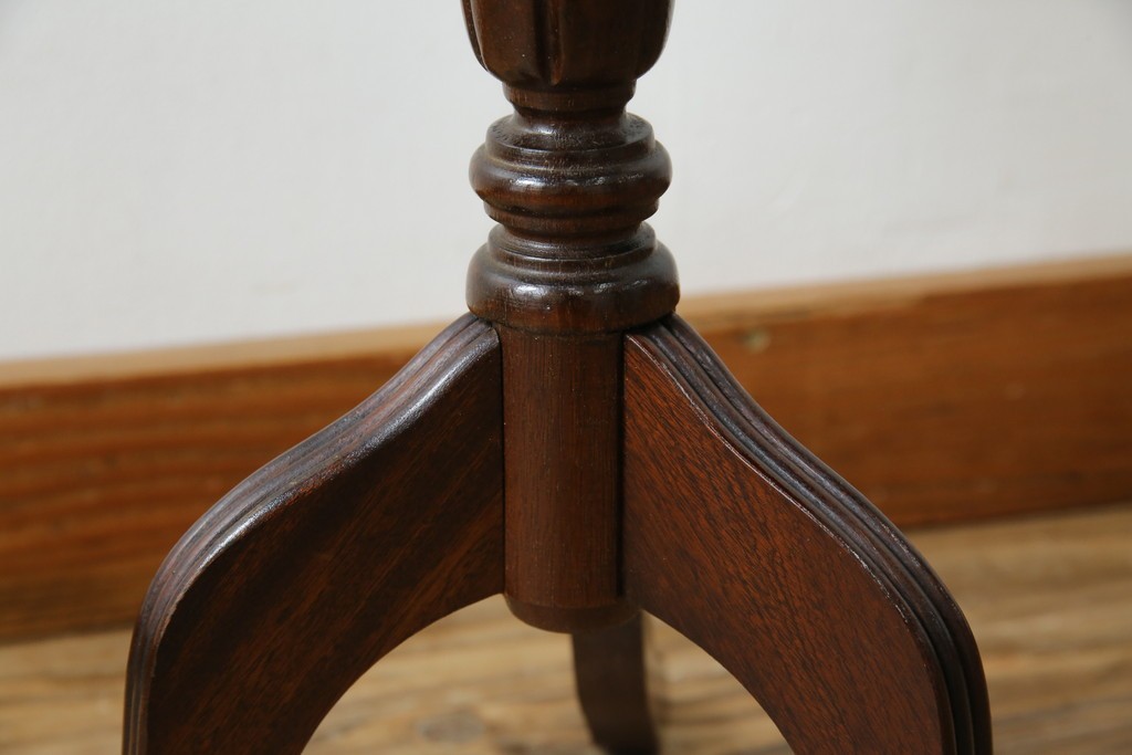 イギリスヴィンテージ　クラシカルな佇まいが魅力のレザートップワインテーブル　(R-084390)