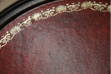 イギリスヴィンテージ　クラシカルな佇まいが魅力のレザートップワインテーブル　(R-084390)