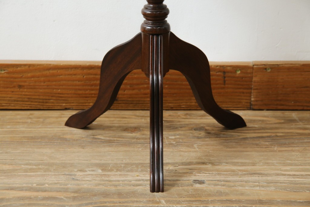 イギリスヴィンテージ　クラシカルな佇まいが魅力のレザートップワインテーブル　(R-084390)