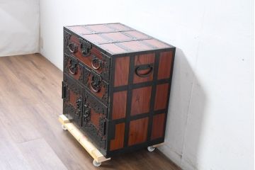 和製ビンテージ　高級工芸品　職人手作り　総欅(ケヤキ)材　漆塗り　重厚な佇まいが魅力的な佐渡船箪笥(舟箪笥、佐渡箪笥)(定価推定約250～350万円)(R-084391)