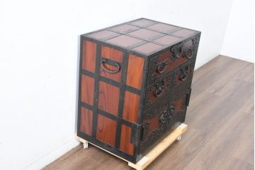 和製ビンテージ　高級工芸品　職人手作り　総欅(ケヤキ)材　漆塗り　重厚な佇まいが魅力的な佐渡船箪笥(舟箪笥、佐渡箪笥)(定価推定約250～350万円)(R-084391)