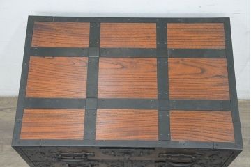 和製ビンテージ　高級工芸品　職人手作り　総欅(ケヤキ)材　漆塗り　重厚な佇まいが魅力的な佐渡船箪笥(舟箪笥、佐渡箪笥)(定価推定約250～350万円)(R-084391)