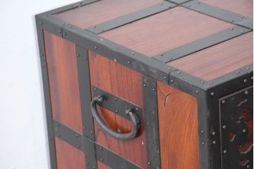 和製ビンテージ　高級工芸品　職人手作り　総欅(ケヤキ)材　漆塗り　重厚な佇まいが魅力的な佐渡船箪笥(舟箪笥、佐渡箪笥)(定価推定約250～350万円)(R-084391)