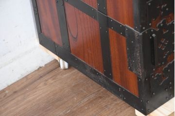 和製ビンテージ　高級工芸品　職人手作り　総欅(ケヤキ)材　漆塗り　重厚な佇まいが魅力的な佐渡船箪笥(舟箪笥、佐渡箪笥)(定価推定約250～350万円)(R-084391)