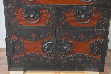 和製ビンテージ　高級工芸品　職人手作り　総欅(ケヤキ)材　漆塗り　重厚な佇まいが魅力的な佐渡船箪笥(舟箪笥、佐渡箪笥)(定価推定約250～350万円)(R-084391)