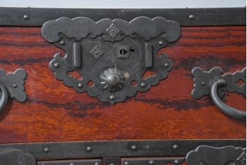 和製ビンテージ　高級工芸品　職人手作り　総欅(ケヤキ)材　漆塗り　重厚な佇まいが魅力的な佐渡船箪笥(舟箪笥、佐渡箪笥)(定価推定約250～350万円)(R-084391)