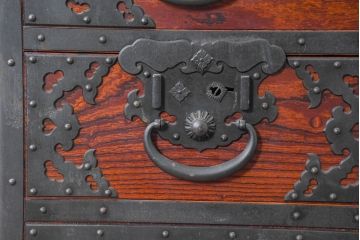 和製ビンテージ　高級工芸品　職人手作り　総欅(ケヤキ)材　漆塗り　重厚な佇まいが魅力的な佐渡船箪笥(舟箪笥、佐渡箪笥)(定価推定約250～350万円)(R-084391)
