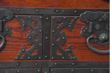 和製ビンテージ　高級工芸品　職人手作り　総欅(ケヤキ)材　漆塗り　重厚な佇まいが魅力的な佐渡船箪笥(舟箪笥、佐渡箪笥)(定価推定約250～350万円)(R-084391)