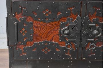 和製ビンテージ　高級工芸品　職人手作り　総欅(ケヤキ)材　漆塗り　重厚な佇まいが魅力的な佐渡船箪笥(舟箪笥、佐渡箪笥)(定価推定約250～350万円)(R-084391)