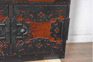 和製ビンテージ　高級工芸品　職人手作り　総欅(ケヤキ)材　漆塗り　重厚な佇まいが魅力的な佐渡船箪笥(舟箪笥、佐渡箪笥)(定価推定約250～350万円)(R-084391)