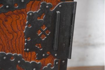 和製ビンテージ　高級工芸品　職人手作り　総欅(ケヤキ)材　漆塗り　重厚な佇まいが魅力的な佐渡船箪笥(舟箪笥、佐渡箪笥)(定価推定約250～350万円)(R-084391)