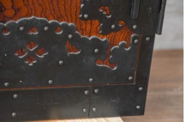 和製ビンテージ　高級工芸品　職人手作り　総欅(ケヤキ)材　漆塗り　重厚な佇まいが魅力的な佐渡船箪笥(舟箪笥、佐渡箪笥)(定価推定約250～350万円)(R-084391)
