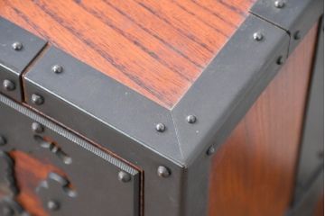 和製ビンテージ　高級工芸品　職人手作り　総欅(ケヤキ)材　漆塗り　重厚な佇まいが魅力的な佐渡船箪笥(舟箪笥、佐渡箪笥)(定価推定約250～350万円)(R-084391)