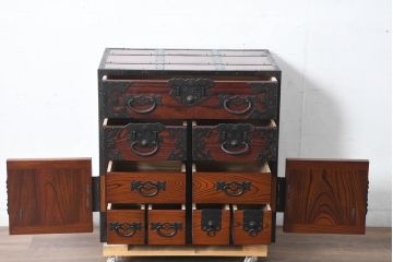 和製ビンテージ　高級工芸品　職人手作り　総欅(ケヤキ)材　漆塗り　重厚な佇まいが魅力的な佐渡船箪笥(舟箪笥、佐渡箪笥)(定価推定約250～350万円)(R-084391)