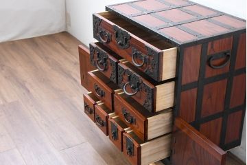 和製ビンテージ　高級工芸品　職人手作り　総欅(ケヤキ)材　漆塗り　重厚な佇まいが魅力的な佐渡船箪笥(舟箪笥、佐渡箪笥)(定価推定約250～350万円)(R-084391)