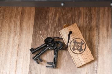 和製ビンテージ　高級工芸品　職人手作り　総欅(ケヤキ)材　漆塗り　重厚な佇まいが魅力的な佐渡船箪笥(舟箪笥、佐渡箪笥)(定価推定約250～350万円)(R-084391)