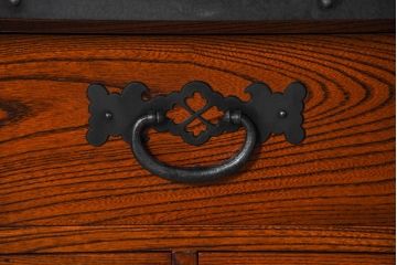 和製ビンテージ　高級工芸品　職人手作り　総欅(ケヤキ)材　漆塗り　重厚な佇まいが魅力的な佐渡船箪笥(舟箪笥、佐渡箪笥)(定価推定約250～350万円)(R-084391)