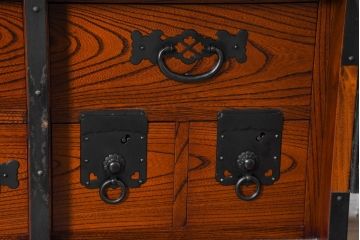 和製ビンテージ　高級工芸品　職人手作り　総欅(ケヤキ)材　漆塗り　重厚な佇まいが魅力的な佐渡船箪笥(舟箪笥、佐渡箪笥)(定価推定約250～350万円)(R-084391)