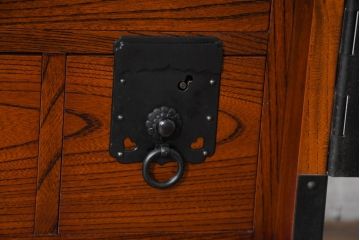 和製ビンテージ　高級工芸品　職人手作り　総欅(ケヤキ)材　漆塗り　重厚な佇まいが魅力的な佐渡船箪笥(舟箪笥、佐渡箪笥)(定価推定約250～350万円)(R-084391)