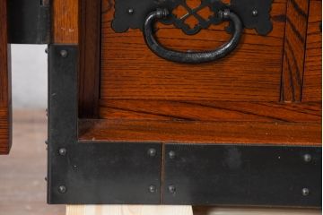 和製ビンテージ　高級工芸品　職人手作り　総欅(ケヤキ)材　漆塗り　重厚な佇まいが魅力的な佐渡船箪笥(舟箪笥、佐渡箪笥)(定価推定約250～350万円)(R-084391)