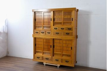 中古　美品　希少な五尺サイズ!!　ニレ材　暮らしに和の温もりと重厚な存在感を添える二段重ね水屋箪笥(食器棚、重ねタンス、茶たんす、収納棚、戸棚、店舗什器、バラ売り可能)(R-084392)