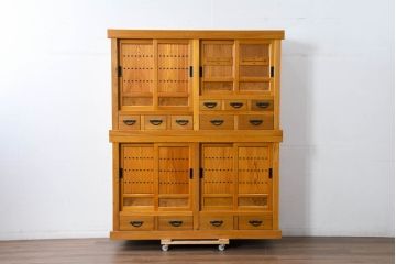 中古　美品　希少な五尺サイズ!!　ニレ材　暮らしに和の温もりと重厚な存在感を添える二段重ね水屋箪笥(食器棚、重ねタンス、茶たんす、収納棚、戸棚、店舗什器、バラ売り可能)(R-084392)