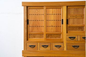 中古　美品　希少な五尺サイズ!!　ニレ材　暮らしに和の温もりと重厚な存在感を添える二段重ね水屋箪笥(食器棚、重ねタンス、茶たんす、収納棚、戸棚、店舗什器、バラ売り可能)(R-084392)
