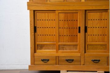 中古　美品　希少な五尺サイズ!!　ニレ材　暮らしに和の温もりと重厚な存在感を添える二段重ね水屋箪笥(食器棚、重ねタンス、茶たんす、収納棚、戸棚、店舗什器、バラ売り可能)(R-084392)