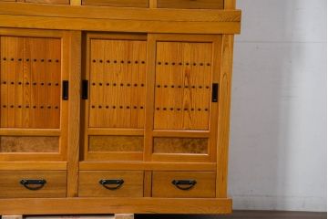中古　美品　希少な五尺サイズ!!　ニレ材　暮らしに和の温もりと重厚な存在感を添える二段重ね水屋箪笥(食器棚、重ねタンス、茶たんす、収納棚、戸棚、店舗什器、バラ売り可能)(R-084392)