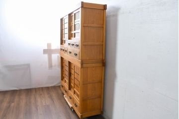 中古　美品　希少な五尺サイズ!!　ニレ材　暮らしに和の温もりと重厚な存在感を添える二段重ね水屋箪笥(食器棚、重ねタンス、茶たんす、収納棚、戸棚、店舗什器、バラ売り可能)(R-084392)