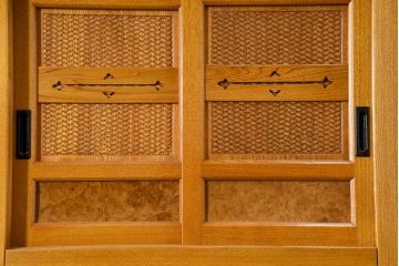 中古　美品　希少な五尺サイズ!!　ニレ材　暮らしに和の温もりと重厚な存在感を添える二段重ね水屋箪笥(食器棚、重ねタンス、茶たんす、収納棚、戸棚、店舗什器、バラ売り可能)(R-084392)
