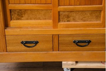中古　美品　希少な五尺サイズ!!　ニレ材　暮らしに和の温もりと重厚な存在感を添える二段重ね水屋箪笥(食器棚、重ねタンス、茶たんす、収納棚、戸棚、店舗什器、バラ売り可能)(R-084392)
