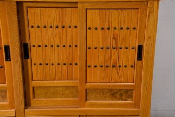 中古　美品　希少な五尺サイズ!!　ニレ材　暮らしに和の温もりと重厚な存在感を添える二段重ね水屋箪笥(食器棚、重ねタンス、茶たんす、収納棚、戸棚、店舗什器、バラ売り可能)(R-084392)