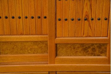 中古　美品　希少な五尺サイズ!!　ニレ材　暮らしに和の温もりと重厚な存在感を添える二段重ね水屋箪笥(食器棚、重ねタンス、茶たんす、収納棚、戸棚、店舗什器、バラ売り可能)(R-084392)