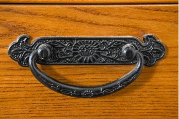 中古　美品　希少な五尺サイズ!!　ニレ材　暮らしに和の温もりと重厚な存在感を添える二段重ね水屋箪笥(食器棚、重ねタンス、茶たんす、収納棚、戸棚、店舗什器、バラ売り可能)(R-084392)