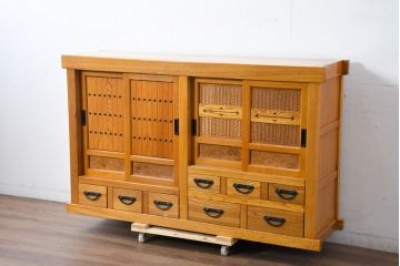 中古　美品　ニレ材　暮らしに和の温もりと重厚な存在感を添える水屋箪笥サイドボード(食器棚、収納棚、戸棚、カップボード、サイドキャビネット)(R-084393)