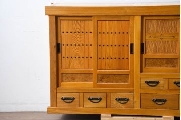 中古　美品　ニレ材　暮らしに和の温もりと重厚な存在感を添える水屋箪笥サイドボード(食器棚、収納棚、戸棚、カップボード、サイドキャビネット)(R-084393)