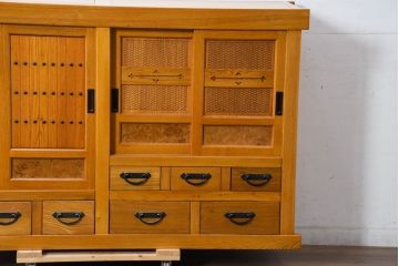 中古　美品　ニレ材　暮らしに和の温もりと重厚な存在感を添える水屋箪笥サイドボード(食器棚、収納棚、戸棚、カップボード、サイドキャビネット)(R-084393)