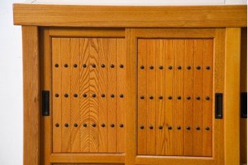 中古　美品　ニレ材　暮らしに和の温もりと重厚な存在感を添える水屋箪笥サイドボード(食器棚、収納棚、戸棚、カップボード、サイドキャビネット)(R-084393)