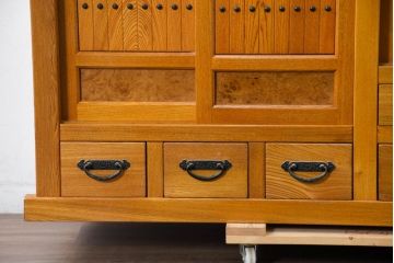 中古　美品　ニレ材　暮らしに和の温もりと重厚な存在感を添える水屋箪笥サイドボード(食器棚、収納棚、戸棚、カップボード、サイドキャビネット)(R-084393)