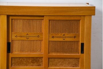 中古　美品　ニレ材　暮らしに和の温もりと重厚な存在感を添える水屋箪笥サイドボード(食器棚、収納棚、戸棚、カップボード、サイドキャビネット)(R-084393)