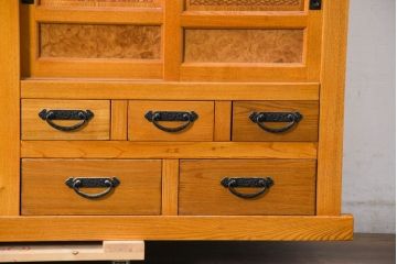 中古　美品　ニレ材　暮らしに和の温もりと重厚な存在感を添える水屋箪笥サイドボード(食器棚、収納棚、戸棚、カップボード、サイドキャビネット)(R-084393)