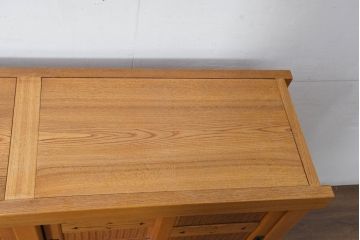 中古　美品　ニレ材　暮らしに和の温もりと重厚な存在感を添える水屋箪笥サイドボード(食器棚、収納棚、戸棚、カップボード、サイドキャビネット)(R-084393)