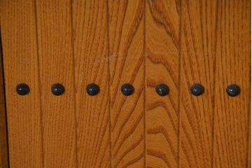 中古　美品　ニレ材　暮らしに和の温もりと重厚な存在感を添える水屋箪笥サイドボード(食器棚、収納棚、戸棚、カップボード、サイドキャビネット)(R-084393)