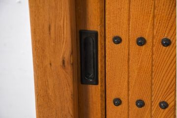 中古　美品　ニレ材　暮らしに和の温もりと重厚な存在感を添える水屋箪笥サイドボード(食器棚、収納棚、戸棚、カップボード、サイドキャビネット)(R-084393)