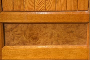 中古　美品　ニレ材　暮らしに和の温もりと重厚な存在感を添える水屋箪笥サイドボード(食器棚、収納棚、戸棚、カップボード、サイドキャビネット)(R-084393)