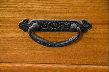中古　美品　ニレ材　暮らしに和の温もりと重厚な存在感を添える水屋箪笥サイドボード(食器棚、収納棚、戸棚、カップボード、サイドキャビネット)(R-084393)