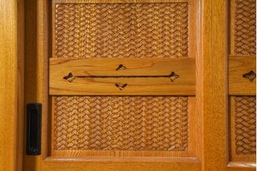 中古　美品　ニレ材　暮らしに和の温もりと重厚な存在感を添える水屋箪笥サイドボード(食器棚、収納棚、戸棚、カップボード、サイドキャビネット)(R-084393)