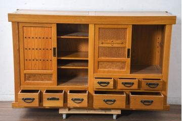 中古　美品　ニレ材　暮らしに和の温もりと重厚な存在感を添える水屋箪笥サイドボード(食器棚、収納棚、戸棚、カップボード、サイドキャビネット)(R-084393)